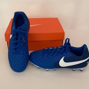 **NEW IN BOX** NIKE YOUTH SOCCER CLEATS Size 2Y